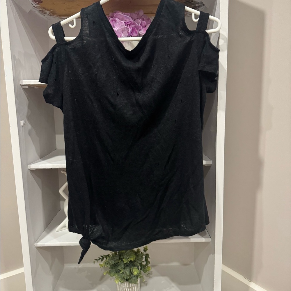 Generation Love Distressed Cold
Shoulder Tie black Linen Tee Small